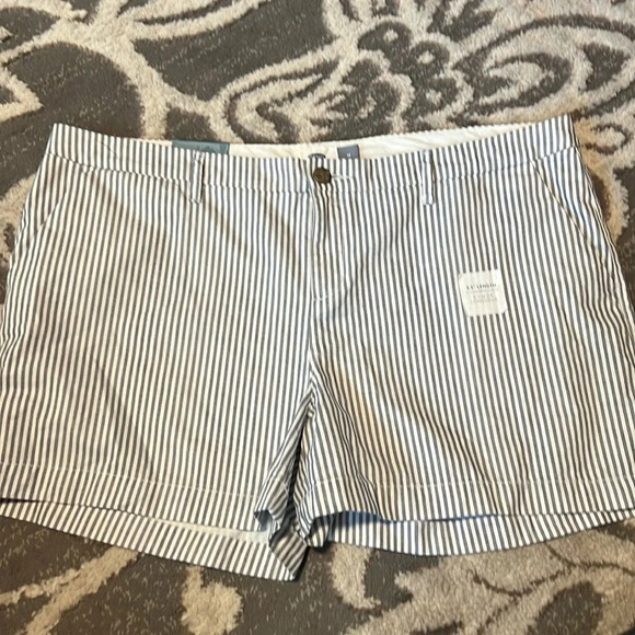 Old navy gray and white striped shorts. New. Pockets. Flat front. - Picture 1 of 4